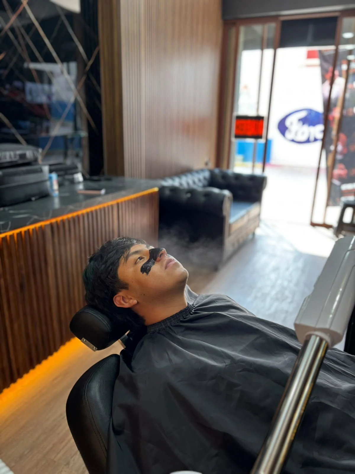 Cliente durante el servicio, antes del acabado del cabello en Oso Negro