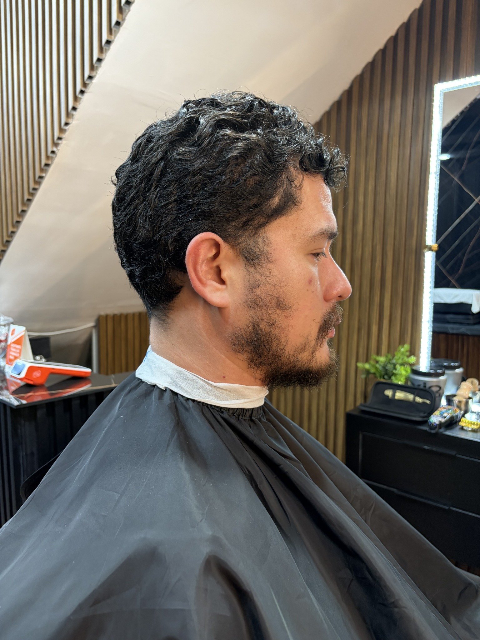 Antes del corte: cabello rizado con volumen en los laterales y barba sin perfilar en Oso Negro Barbería Metepec