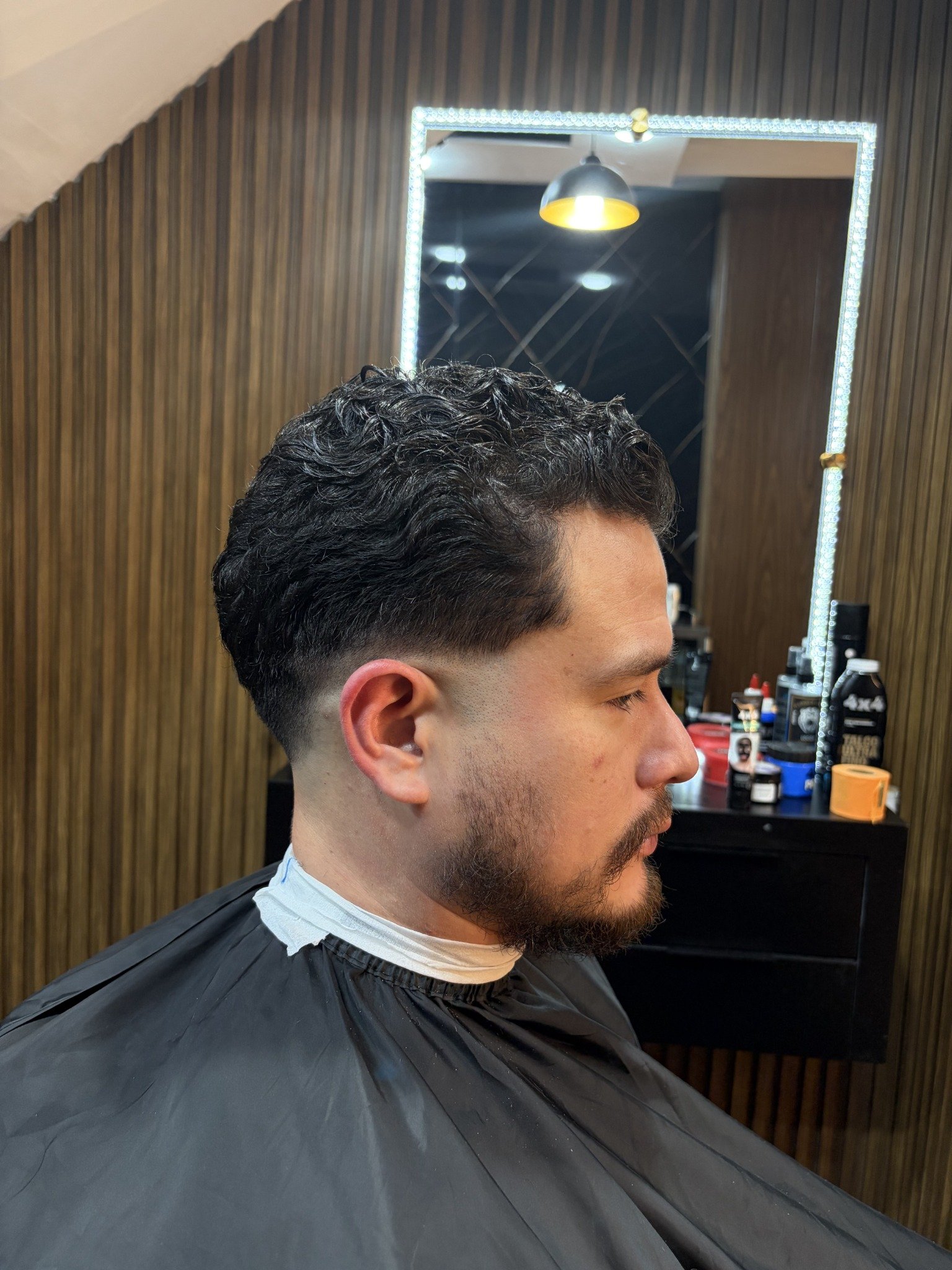 Después del corte: rizos definidos, laterales degradados y barba perfilada en Oso Negro Barbería Metepec